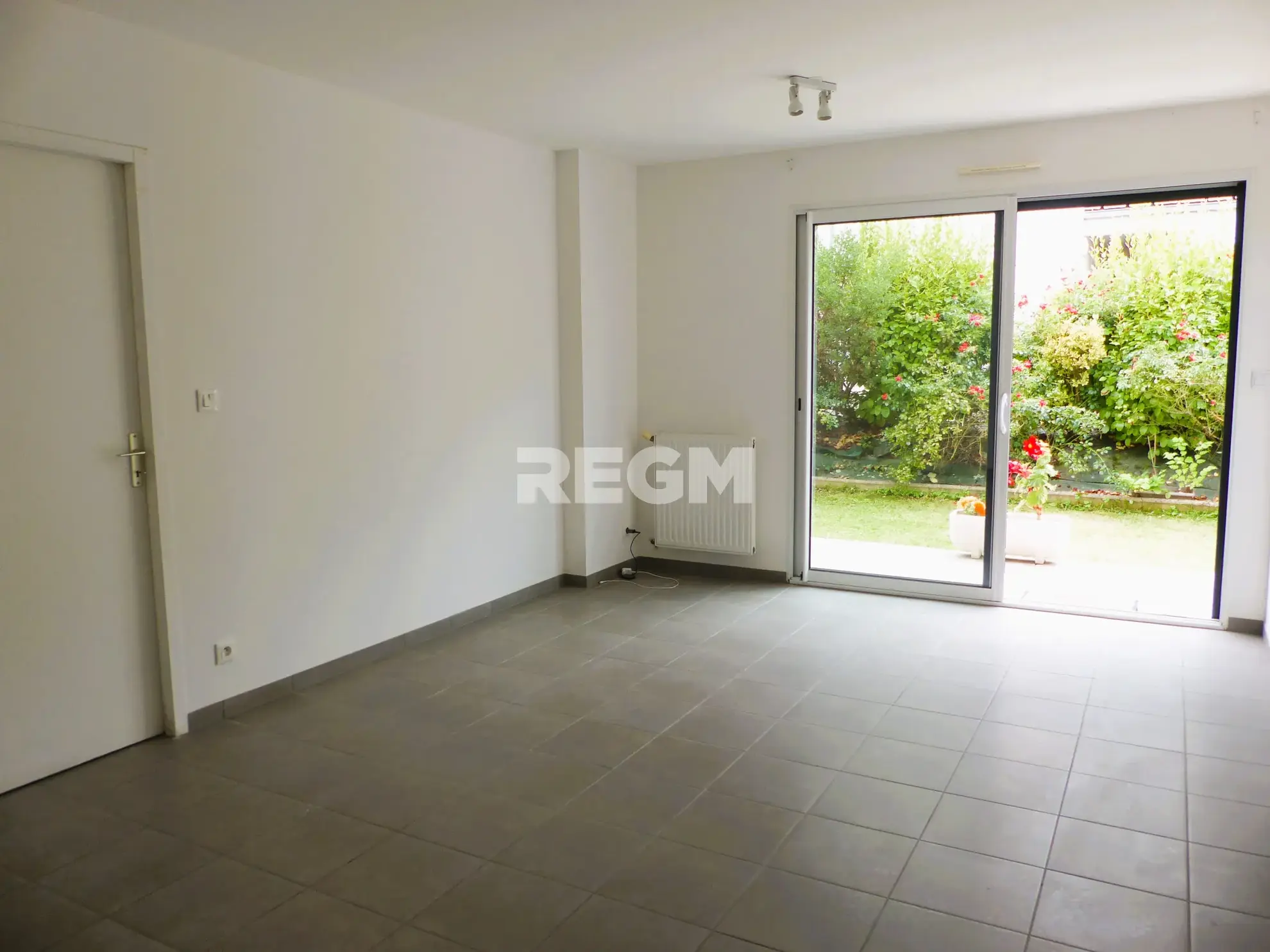 Maison de plain-pied à vendre à Pleuven avec garage et jardin - Secteur calme 