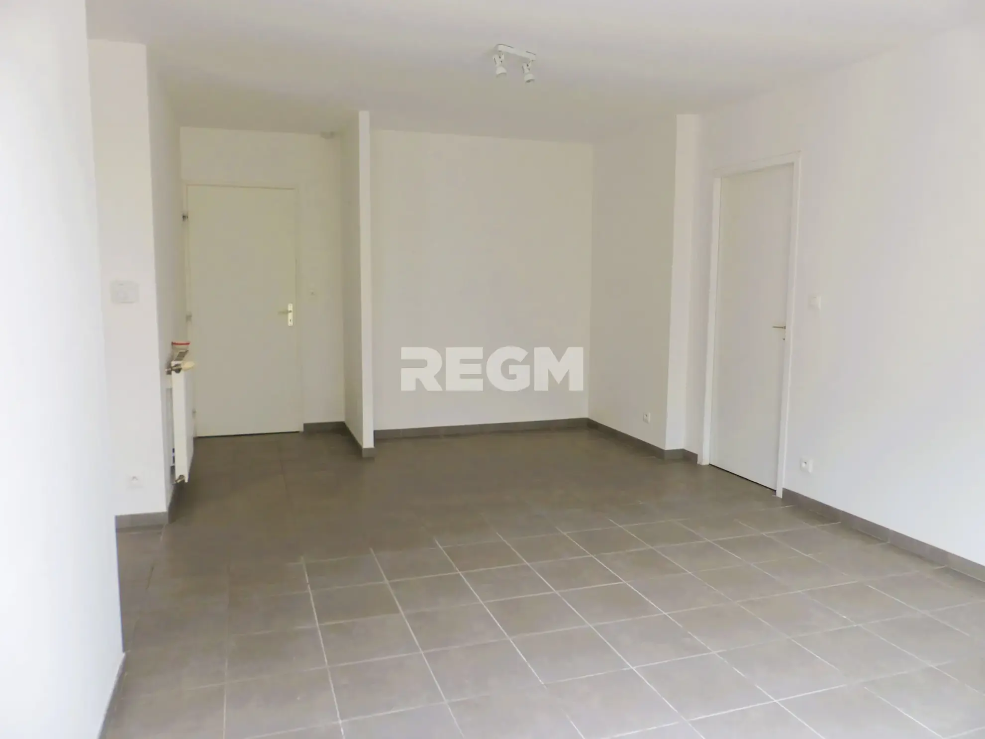 Maison de plain-pied à vendre à Pleuven avec garage et jardin - Secteur calme 