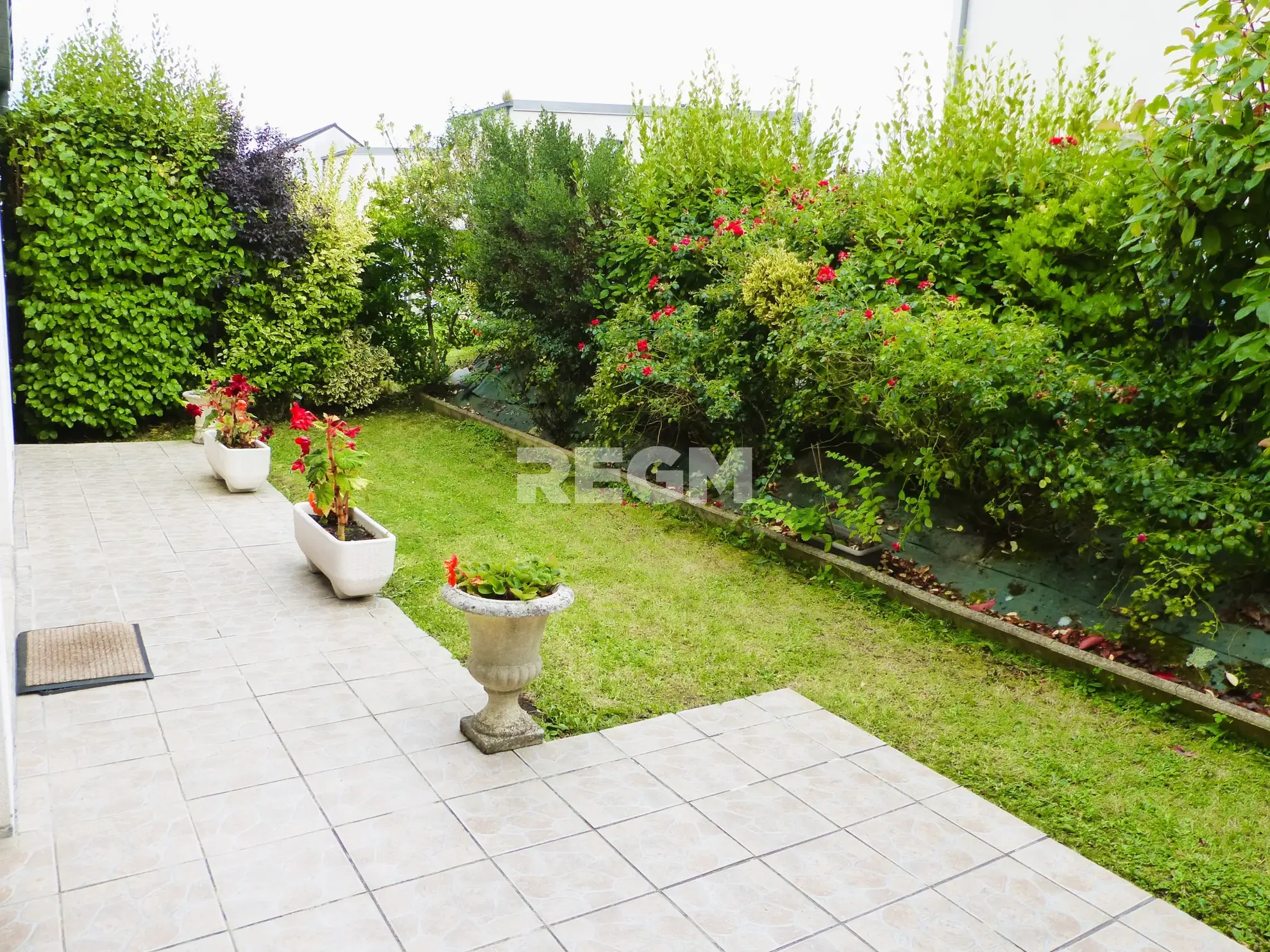 Maison de plain-pied à vendre à Pleuven avec garage et jardin - Secteur calme 