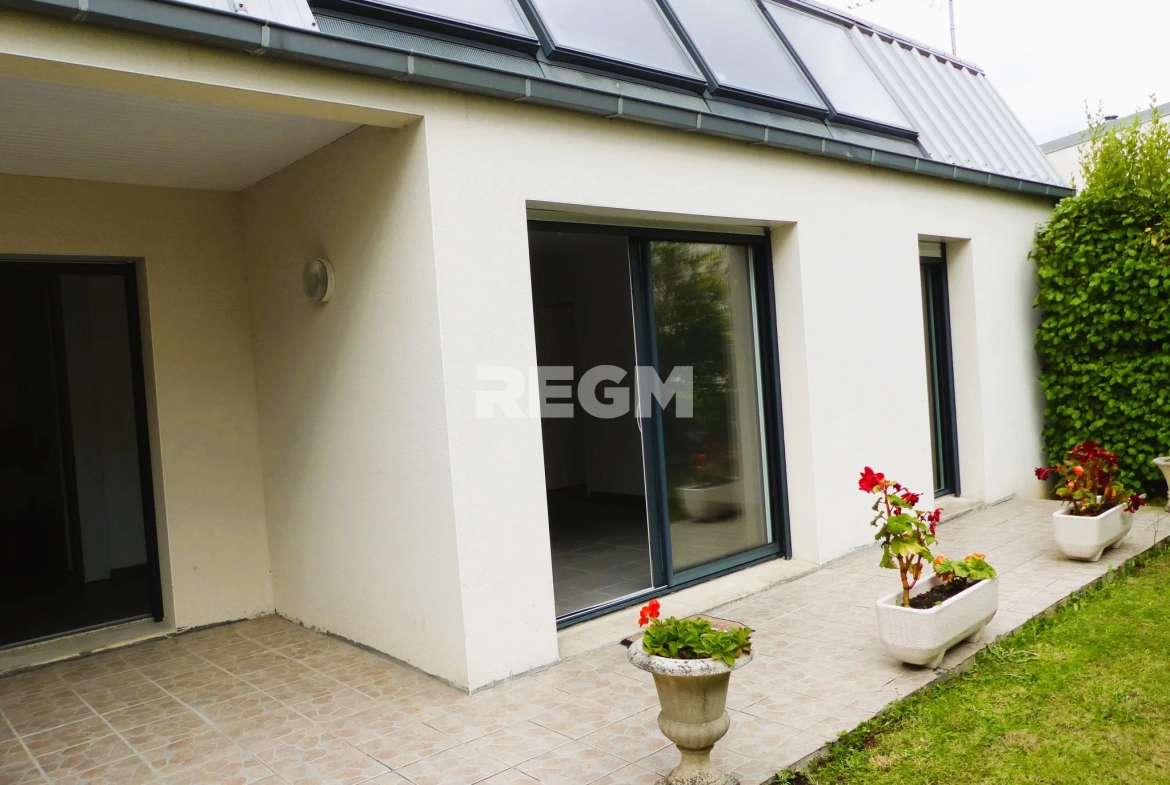 Maison de plain-pied à vendre à Pleuven avec garage et jardin - Secteur calme 