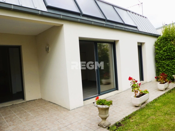 Maison de plain-pied à vendre à Pleuven avec garage et jardin - Secteur calme