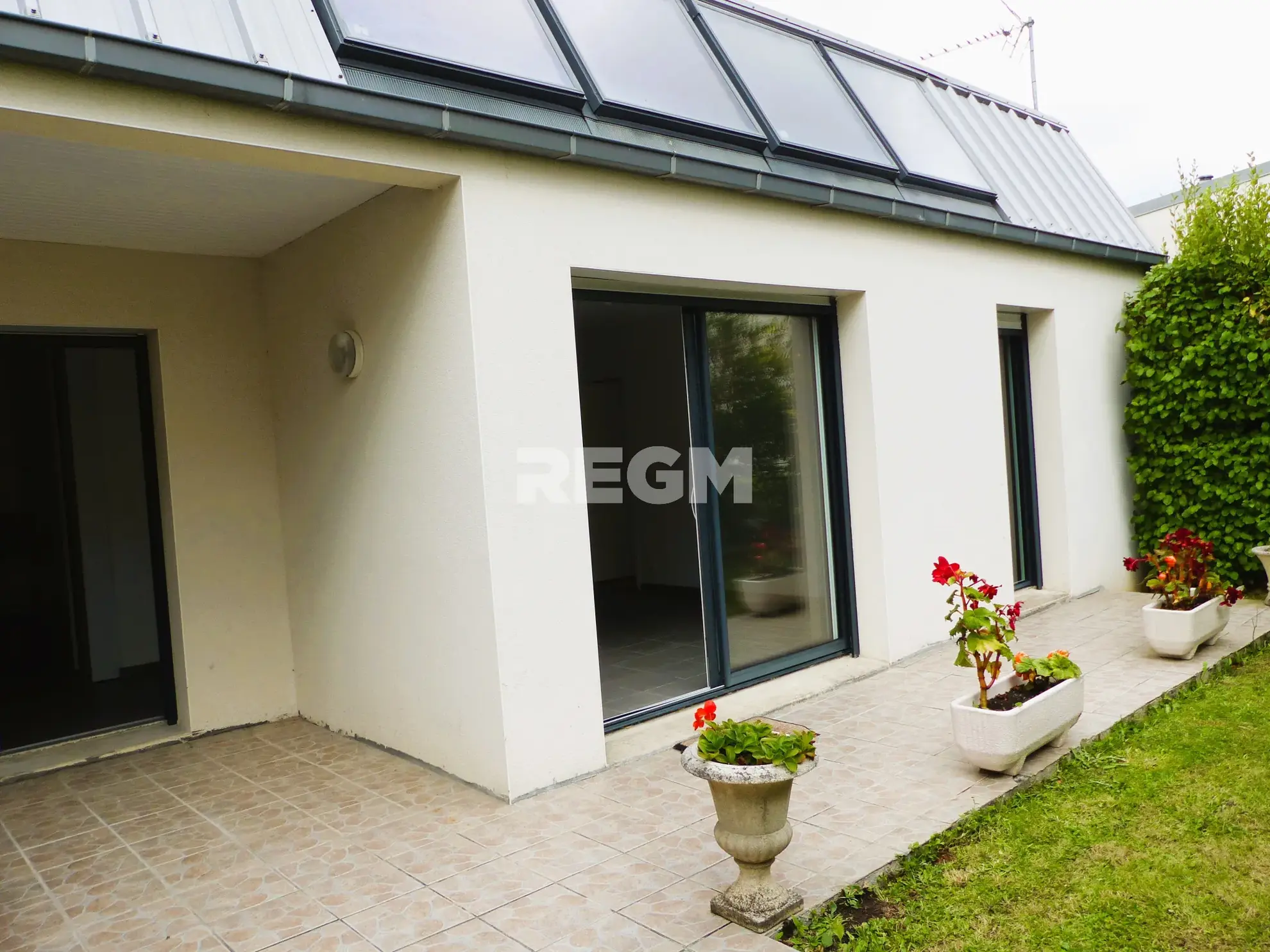 Maison de plain-pied à vendre à Pleuven avec garage et jardin - Secteur calme 
