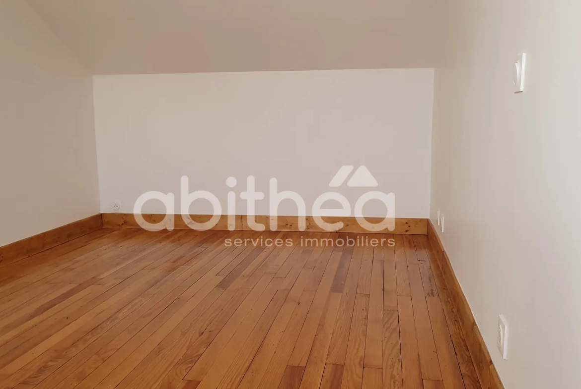 Maison rénovée de 90 m² avec sous-sol et grange à Oradour sur Vayres 