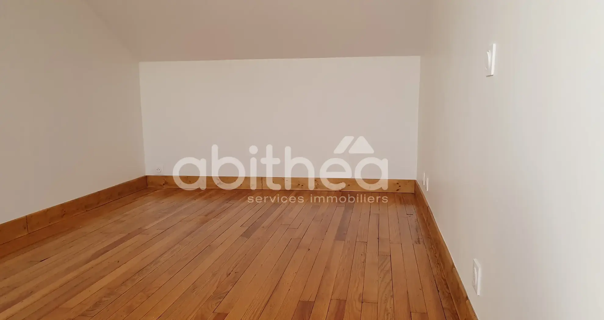 Maison rénovée de 90 m² avec sous-sol et grange à Oradour sur Vayres 