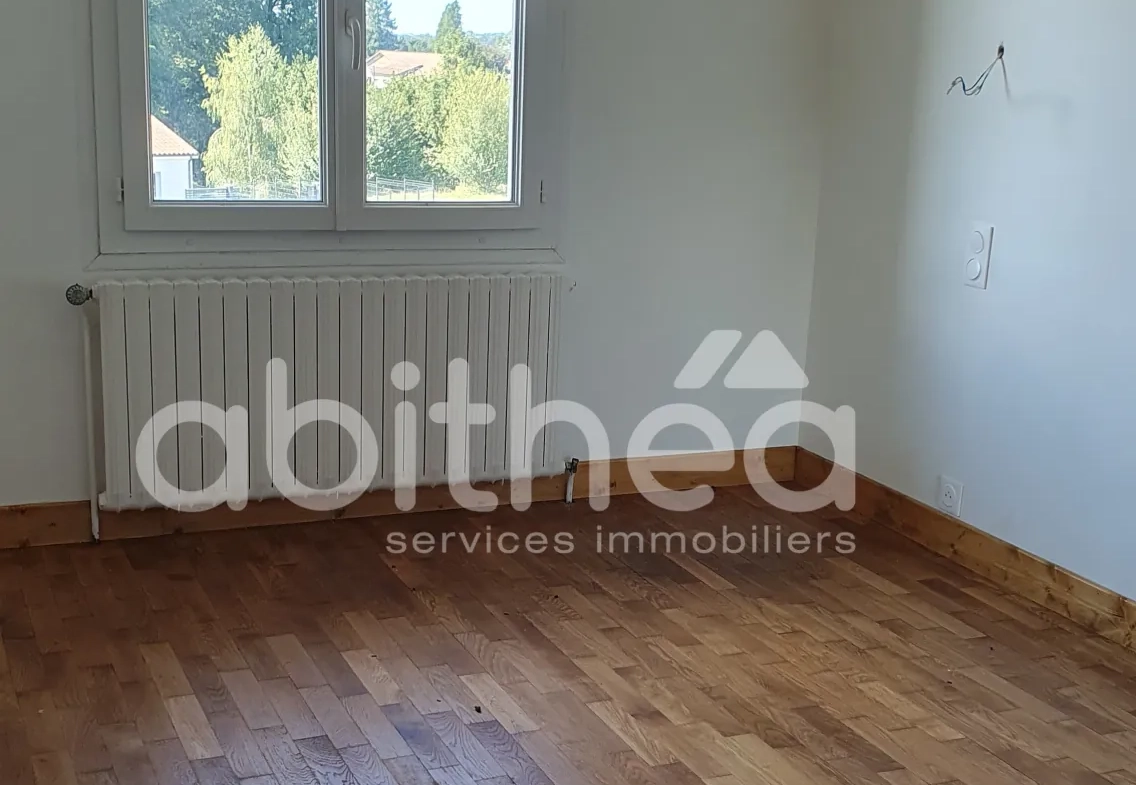 Maison rénovée de 90 m² avec sous-sol et grange à Oradour sur Vayres 