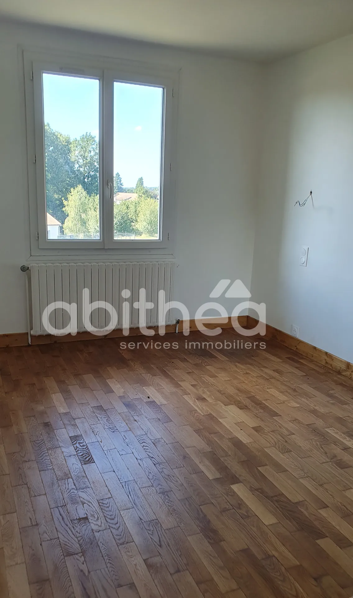 Maison rénovée de 90 m² avec sous-sol et grange à Oradour sur Vayres 