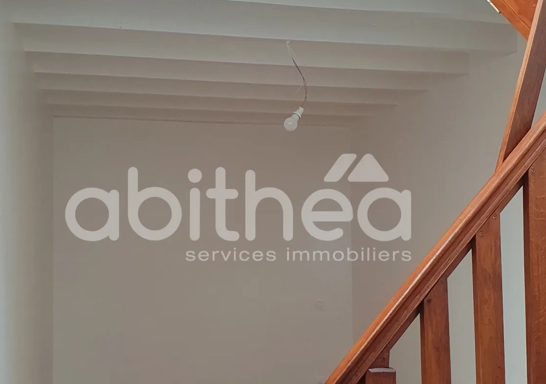 Maison rénovée de 90 m² avec sous-sol et grange à Oradour sur Vayres 