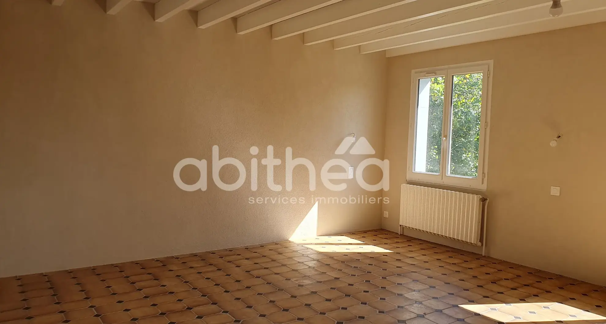 Maison rénovée de 90 m² avec sous-sol et grange à Oradour sur Vayres 
