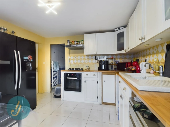 Maison 4 chambres avec terrain et dépendances au calme à Narcy