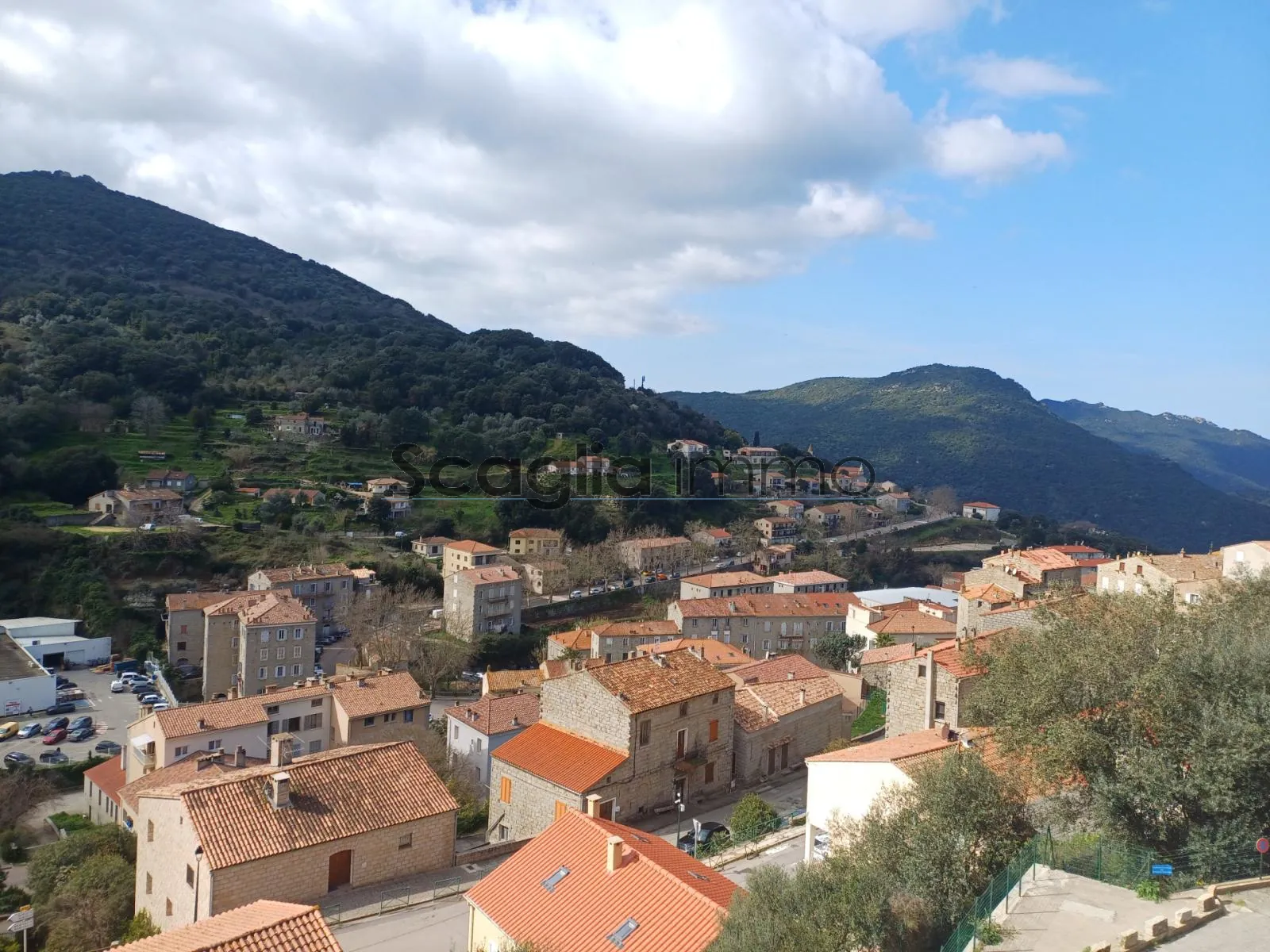 Appartement de 4 pièces à vendre à Sartène – Charmant logement avec terrasse et parking 