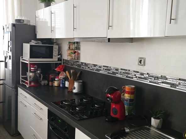 Appartement 2 chambres à vendre à Sollies-Pont, centre-ville, prêt pour rénovation 