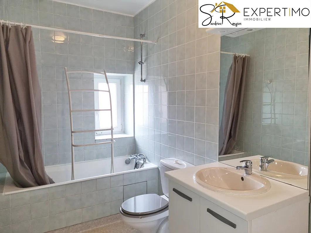 Maison avec deux appartements et dépendances à Saint Eloy-les-Mines 