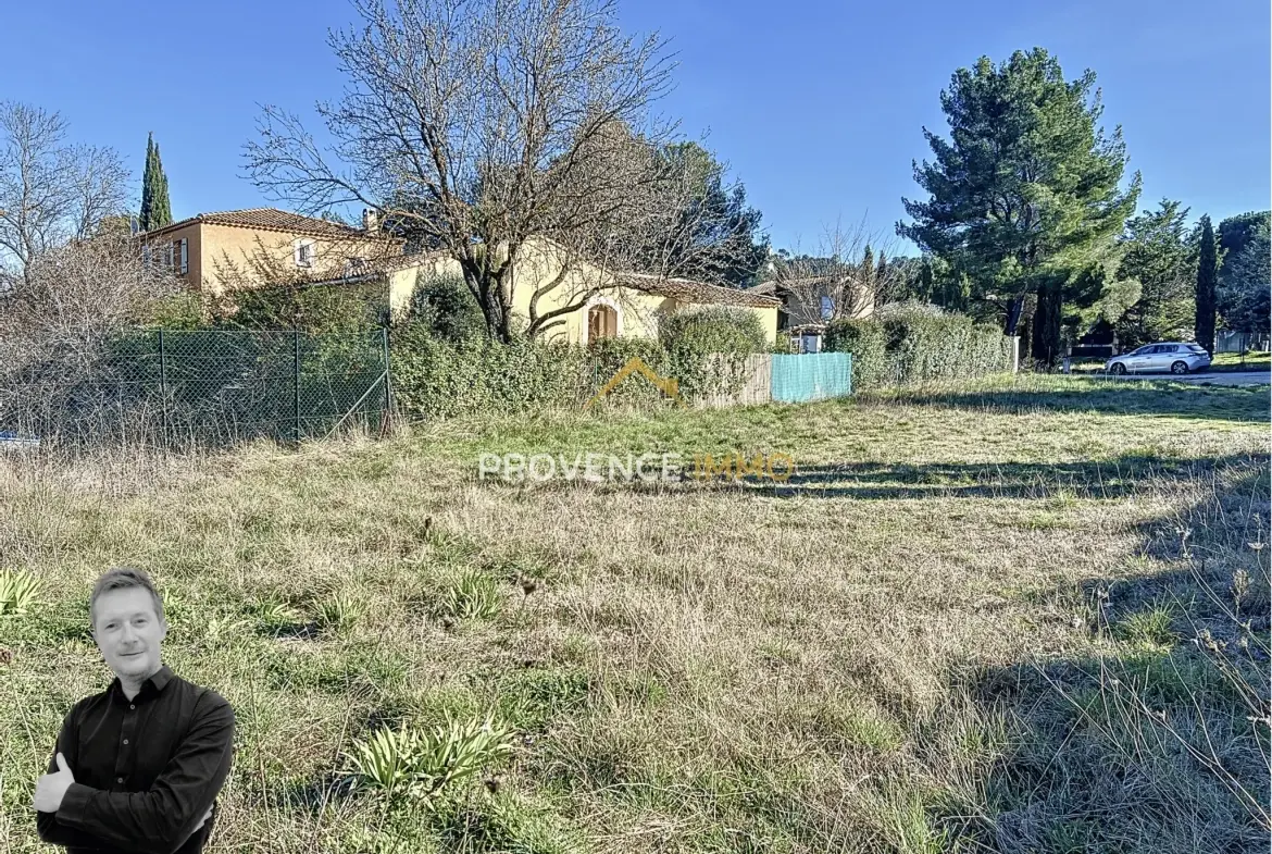 Terrain constructible de 639 m² à Charleval avec vue sur le Luberon 