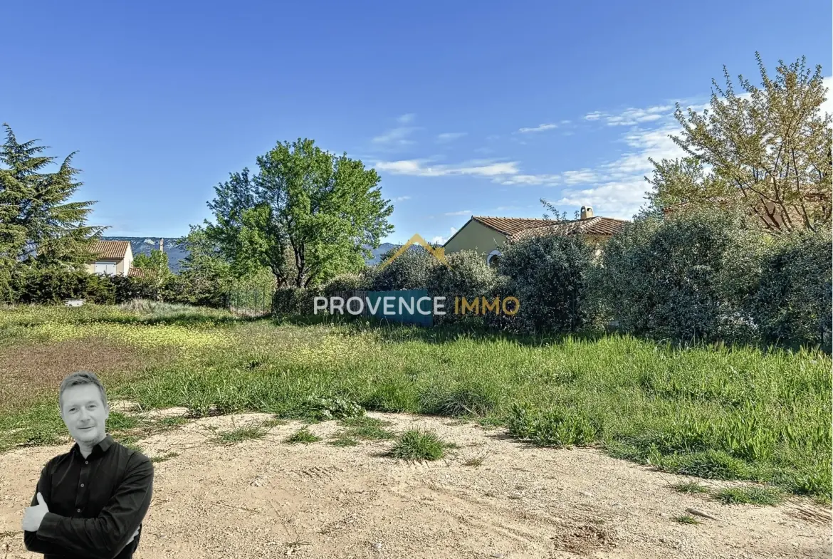 Terrain constructible de 639 m² à Charleval avec vue sur le Luberon 