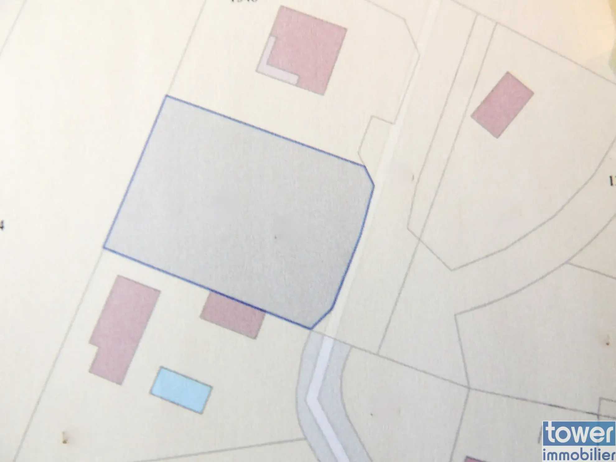 Terrain constructible de 1359 m² à Monteils - Vue dégagée et environnement calme 