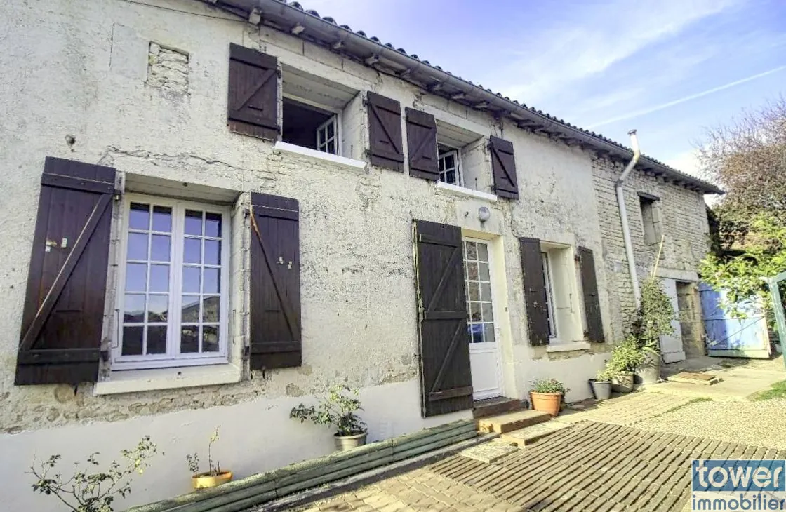 Maison familiale de 4 pièces à Matha, 117 m² avec dépendance et terrain de 300 m² 