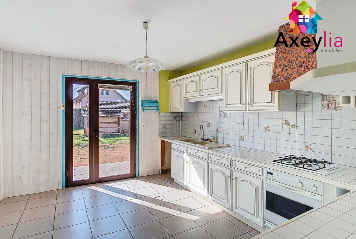 Maison à vendre à Riorges avec 3 chambres, garages et terrain clos 