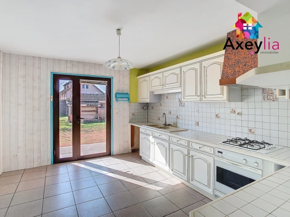 Maison à vendre à Riorges avec 3 chambres, garages et terrain clos