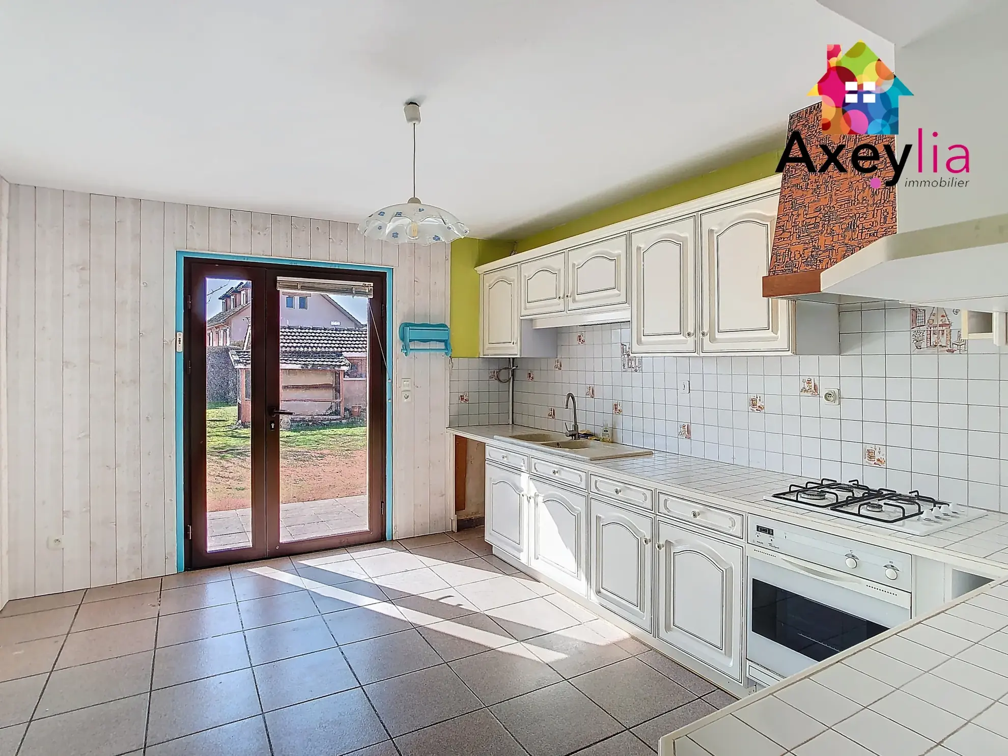 Maison à vendre à Riorges avec 3 chambres, garages et terrain clos 