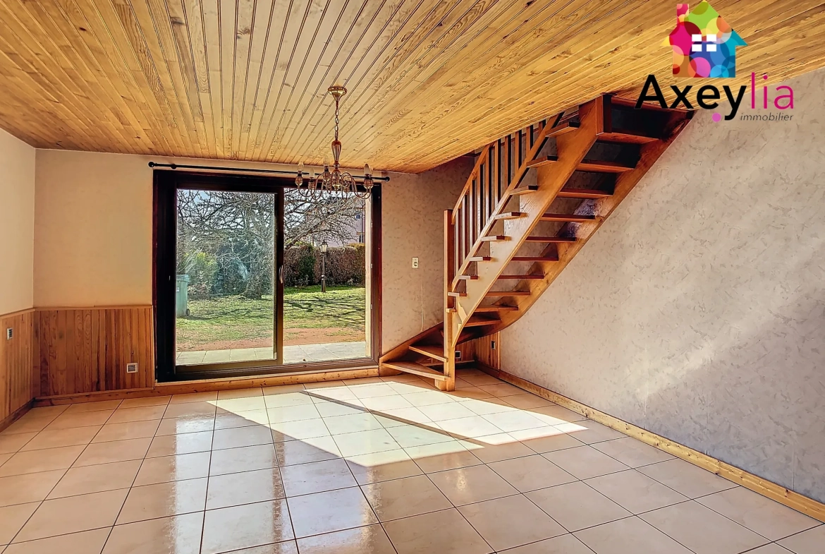 Maison à vendre à Riorges avec 3 chambres, garages et terrain clos 
