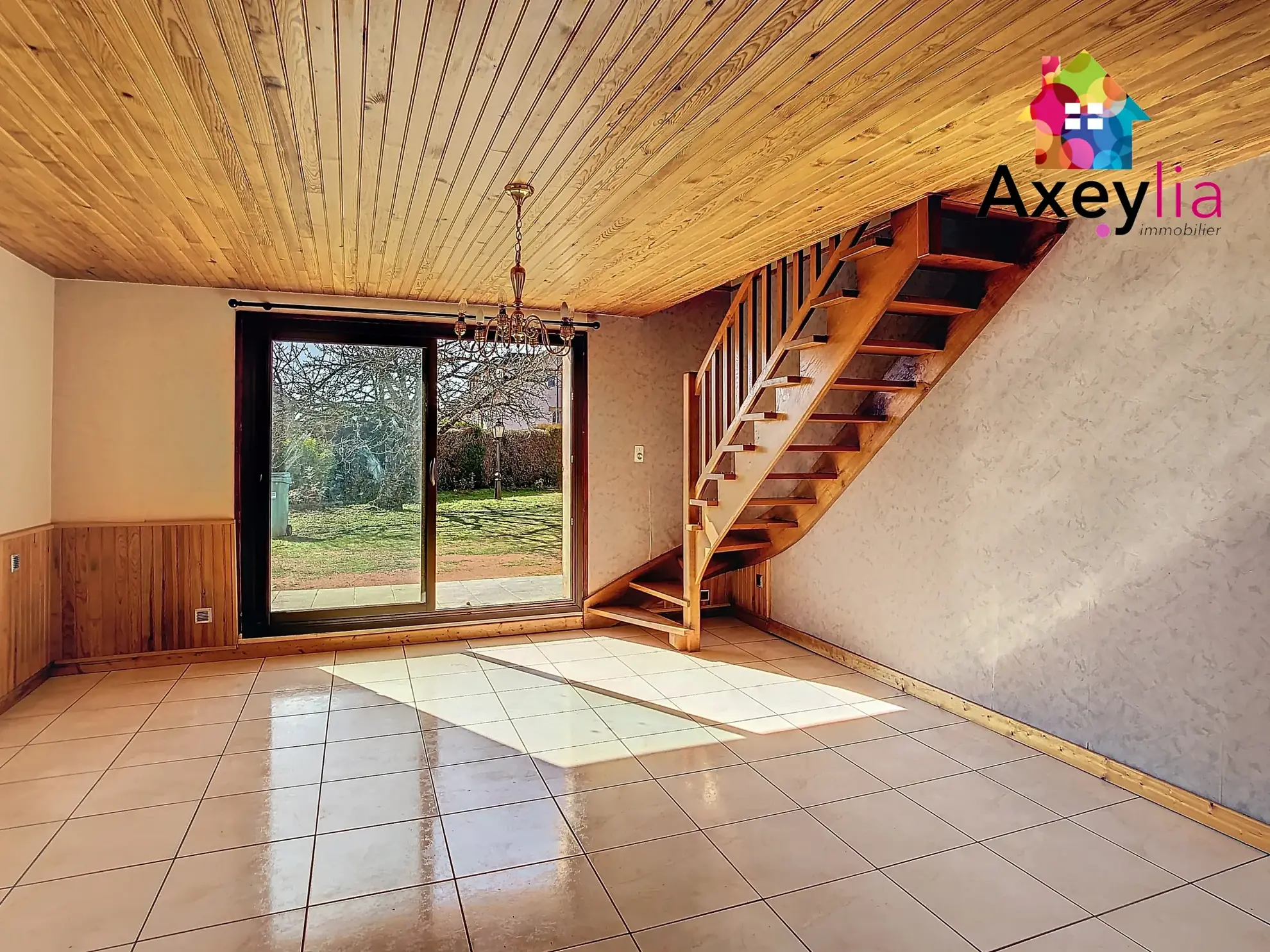 Maison à vendre à Riorges avec 3 chambres, garages et terrain clos 