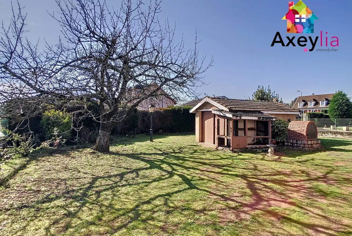 Maison à vendre à Riorges avec 3 chambres, garages et terrain clos 