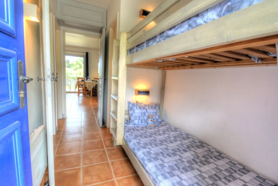Appartement T2 à La Ciotat avec terrasse et piscine, investissement idéal 