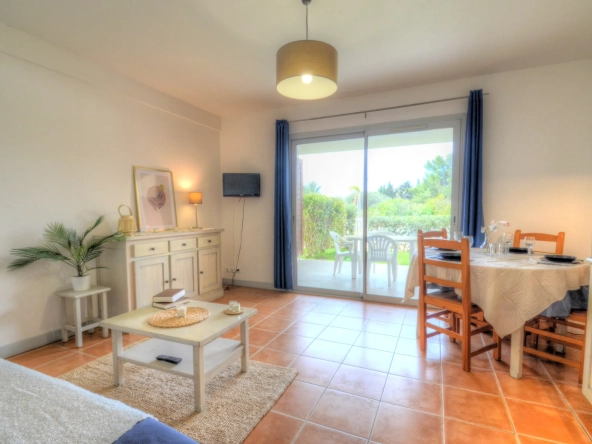 Appartement T2 à La Ciotat avec terrasse et piscine, investissement idéal 
