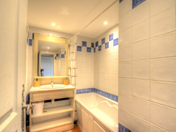 Appartement T2 à La Ciotat avec terrasse et piscine, investissement idéal 