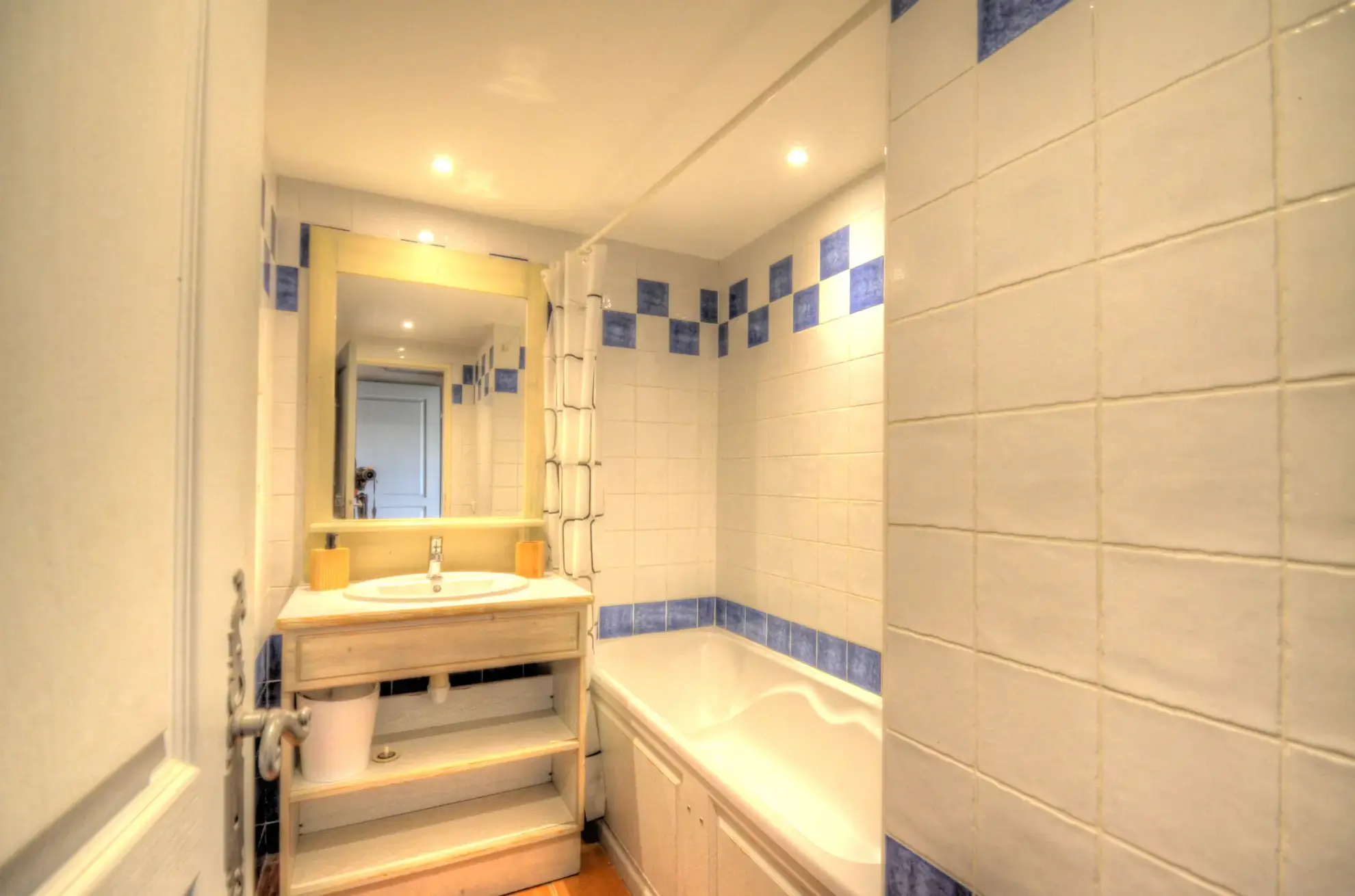 Appartement T2 à La Ciotat avec terrasse et piscine, investissement idéal 
