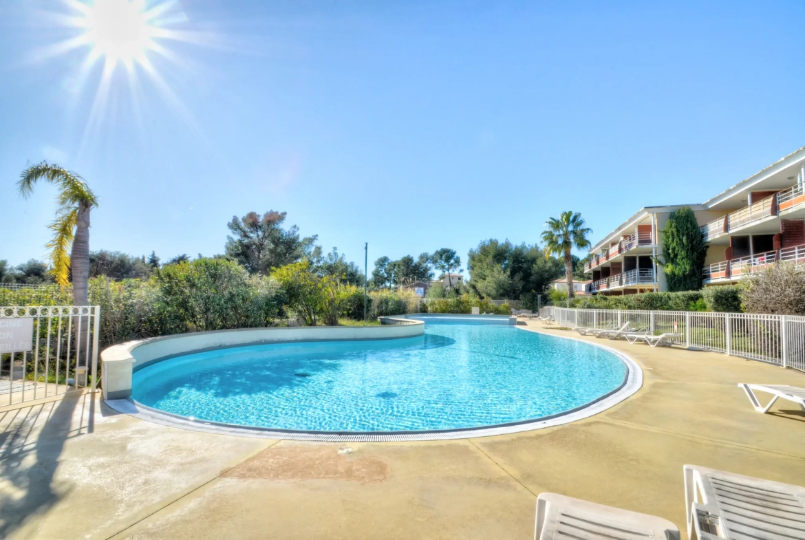 Appartement T2 à La Ciotat avec terrasse et piscine, investissement idéal 