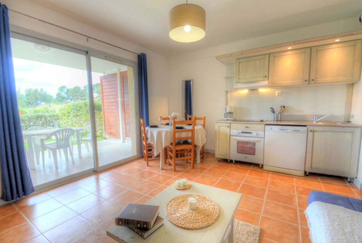 Appartement T2 à La Ciotat avec terrasse et piscine, investissement idéal 