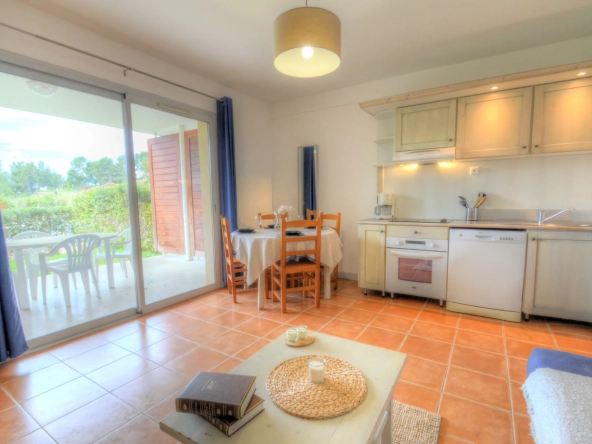 Appartement T2 à La Ciotat avec terrasse et piscine, investissement idéal 