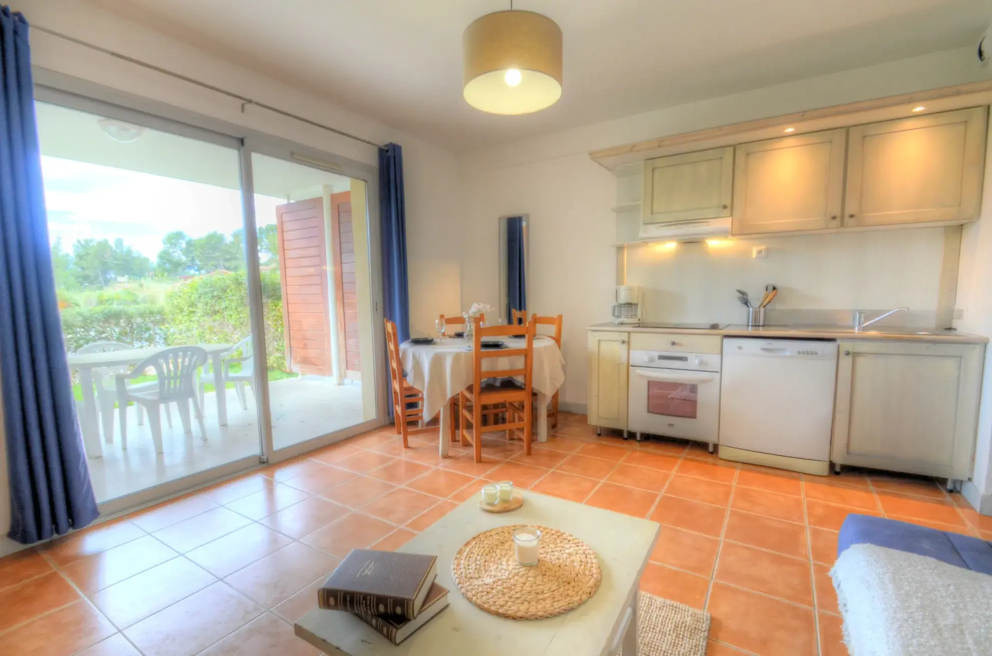 Appartement T2 à La Ciotat avec terrasse et piscine, investissement idéal 