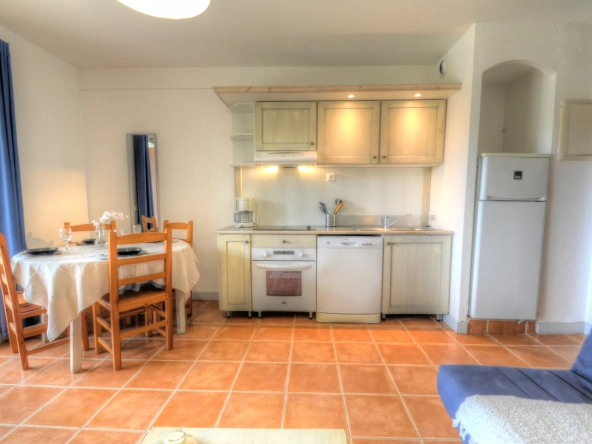Appartement T2 à La Ciotat avec terrasse et piscine, investissement idéal 