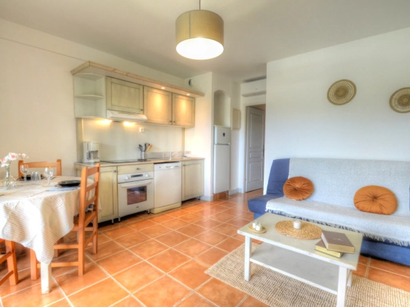 Appartement T2 à La Ciotat avec terrasse et piscine, investissement idéal 