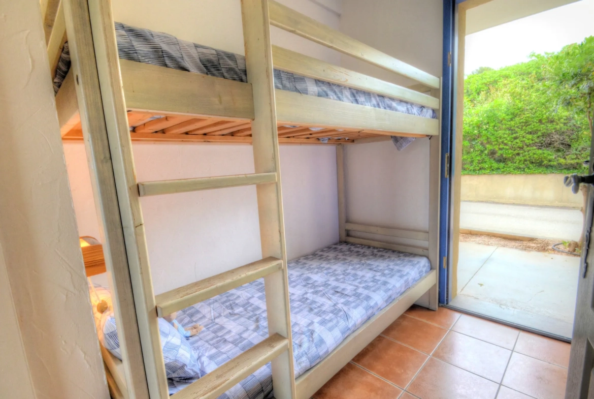 Appartement T2 à La Ciotat avec terrasse et piscine, investissement idéal 
