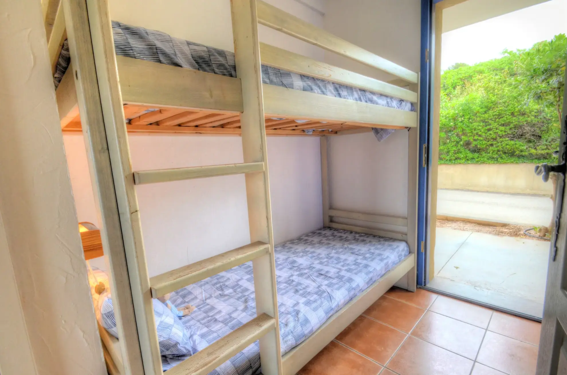 Appartement T2 à La Ciotat avec terrasse et piscine, investissement idéal 