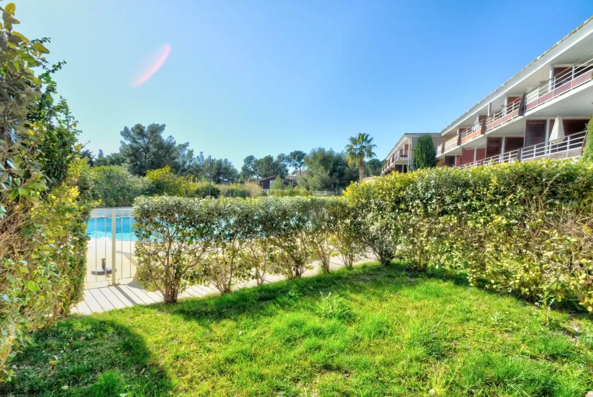 Appartement T2 à La Ciotat avec terrasse et piscine, investissement idéal 