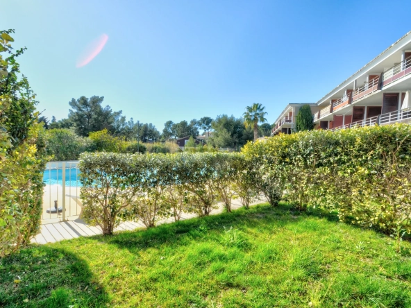 Appartement T2 à La Ciotat avec terrasse et piscine, investissement idéal 