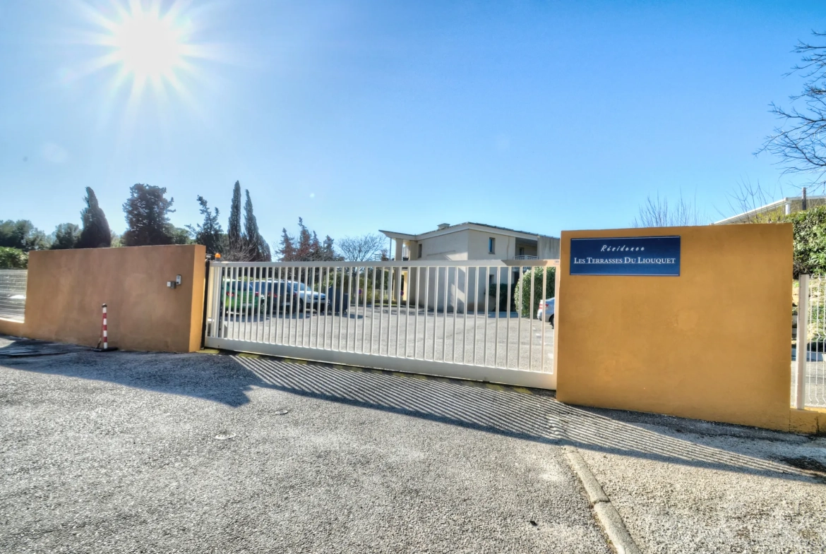 Appartement T2 à La Ciotat avec terrasse et piscine, investissement idéal 