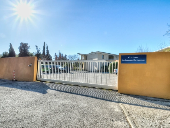 Appartement T2 à La Ciotat avec terrasse et piscine, investissement idéal 