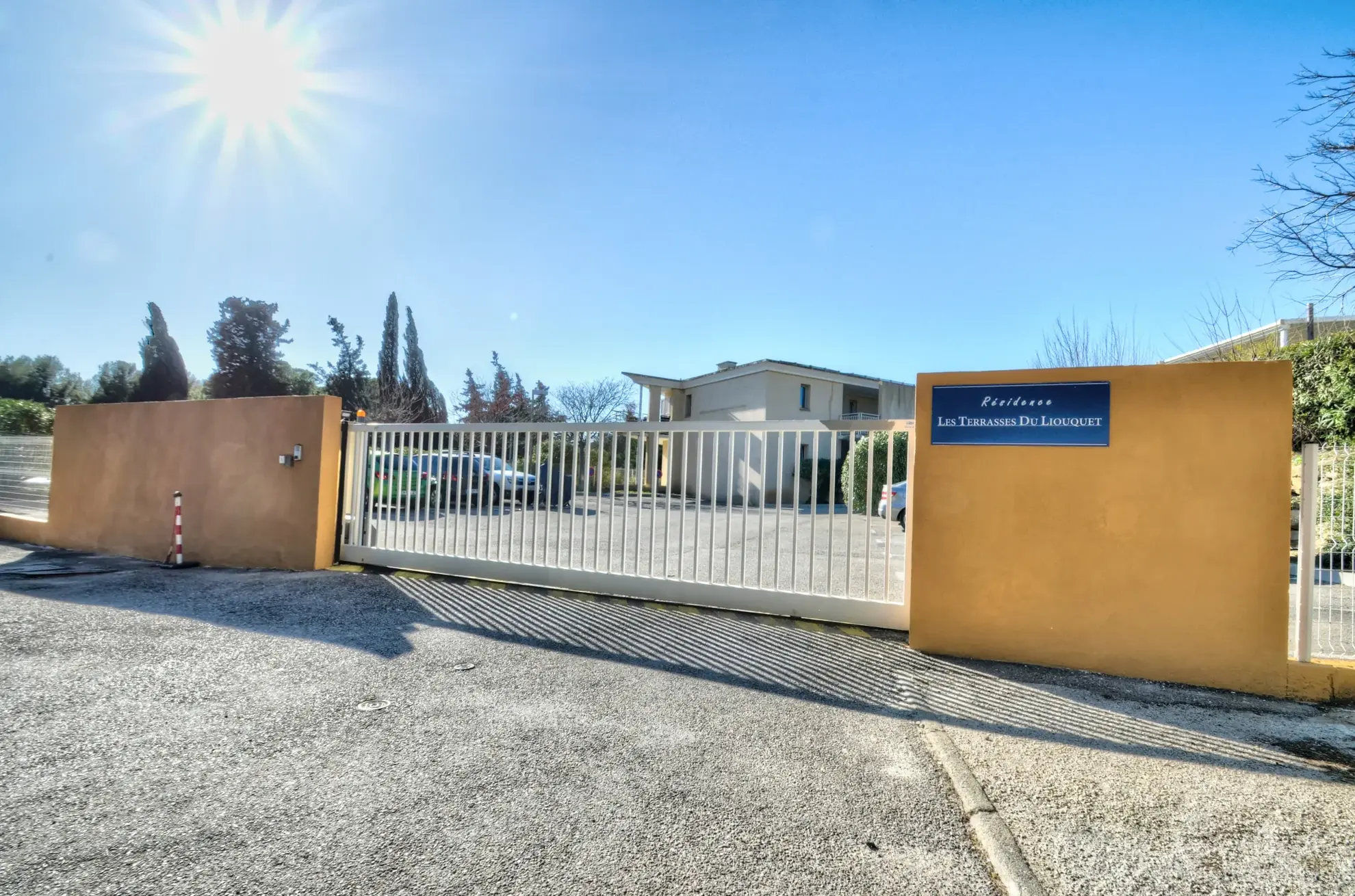 Appartement T2 à La Ciotat avec terrasse et piscine, investissement idéal 