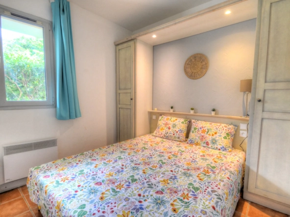 Appartement T2 à La Ciotat avec terrasse et piscine, investissement idéal 