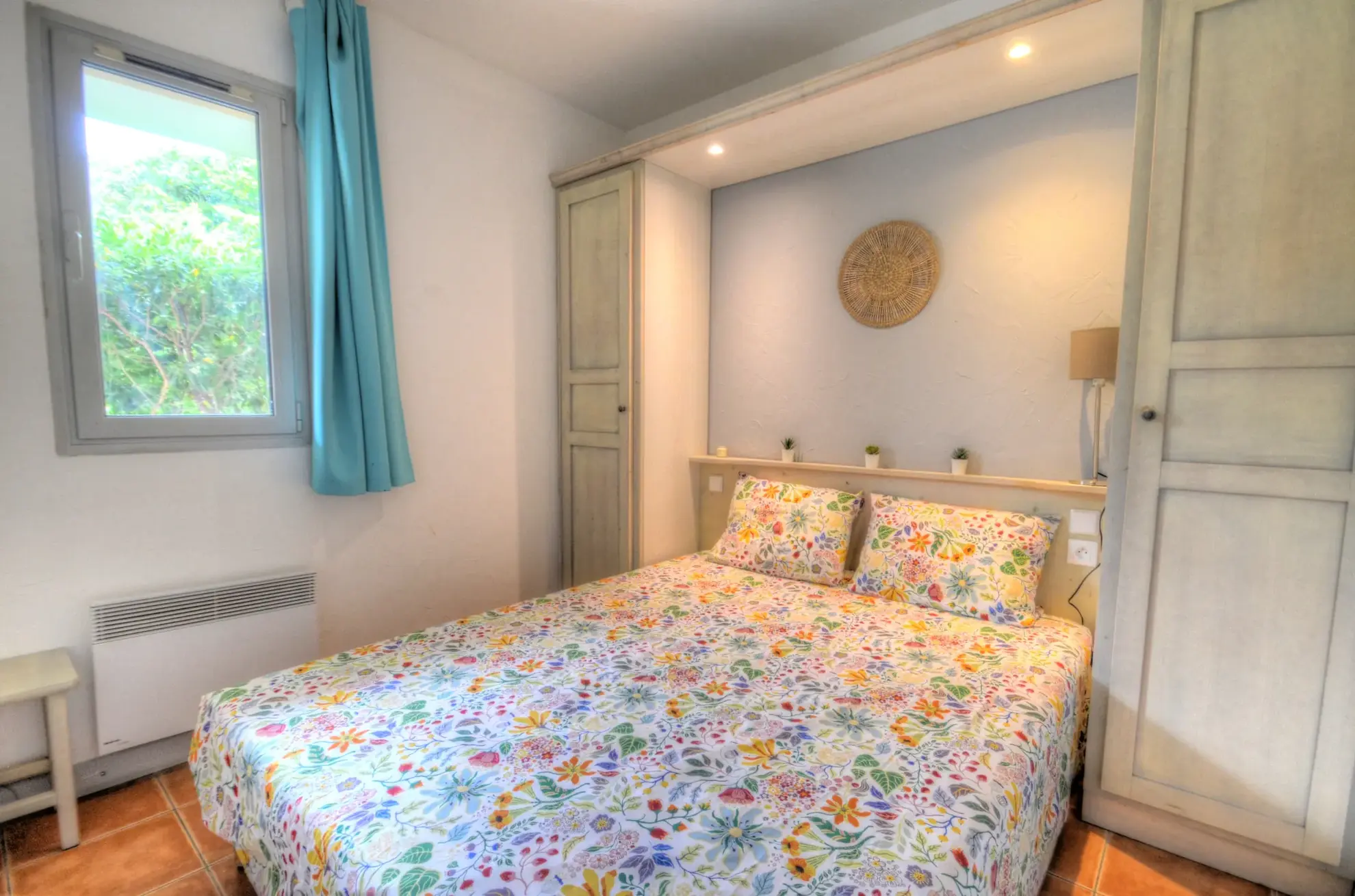 Appartement T2 à La Ciotat avec terrasse et piscine, investissement idéal 