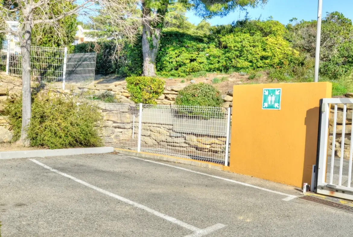 Appartement T2 à La Ciotat avec terrasse et piscine, investissement idéal 