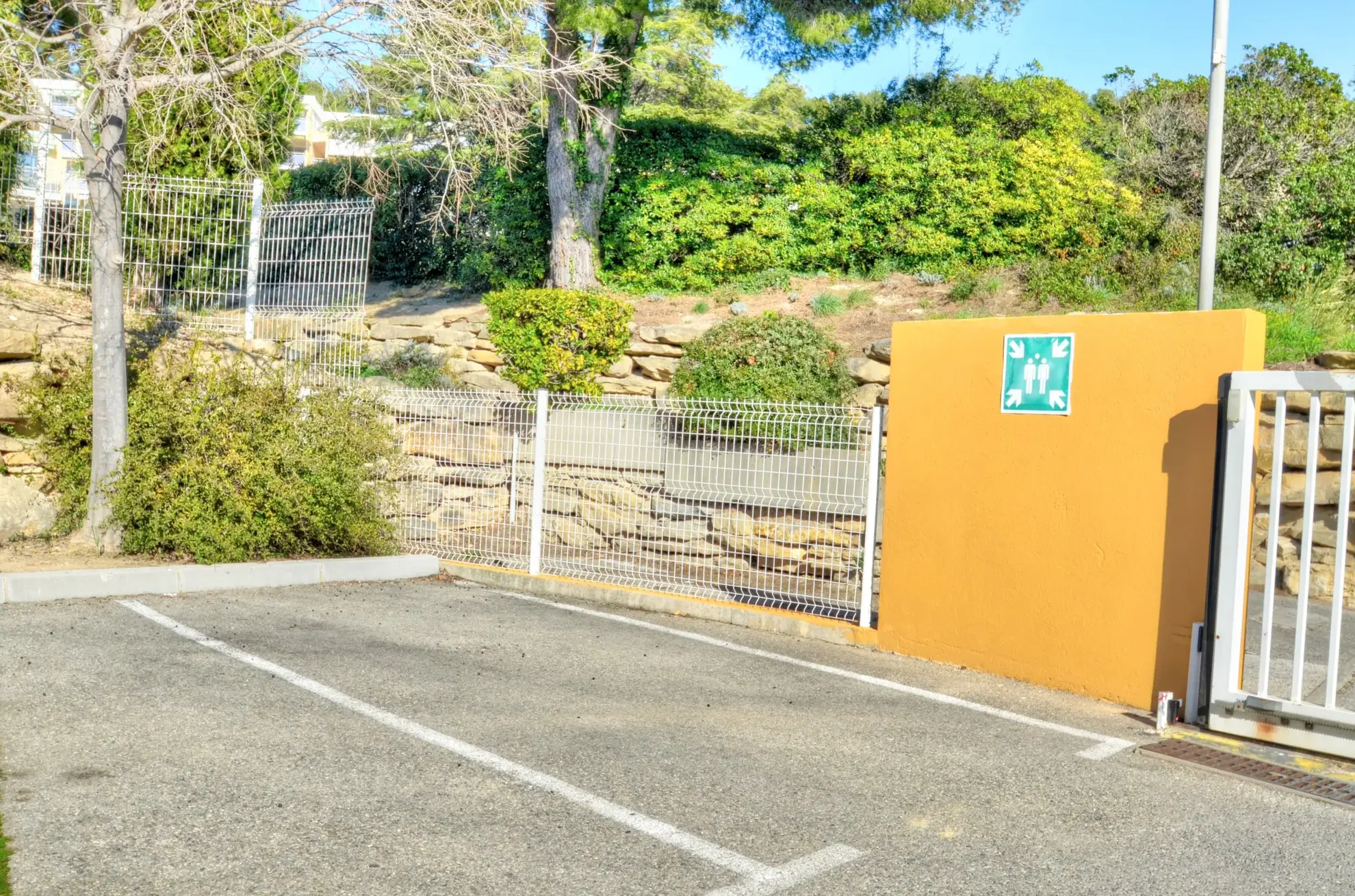 Appartement T2 à La Ciotat avec terrasse et piscine, investissement idéal 