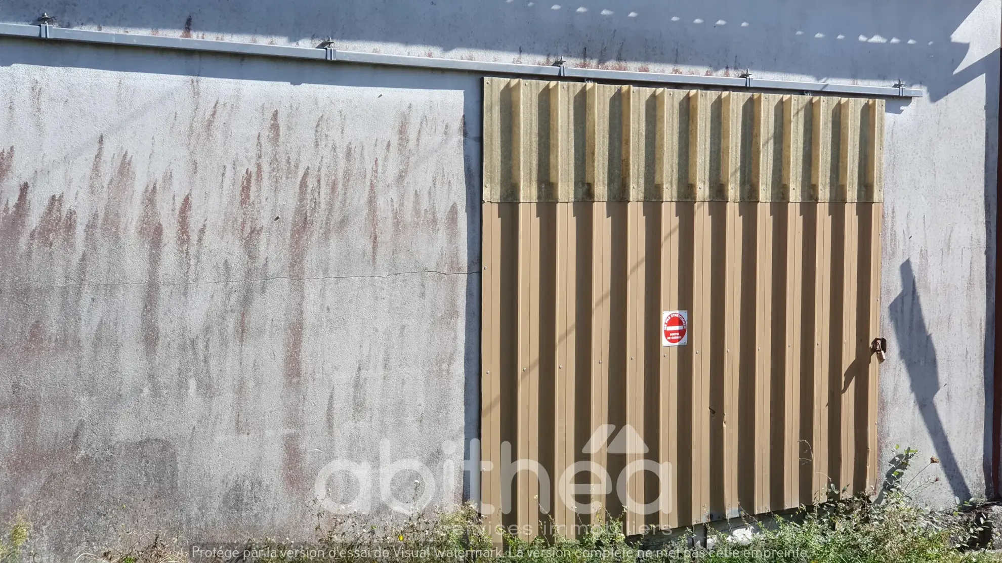 Investissement locatif à Roumazières - Maison et garage, rentabilité 12 % 