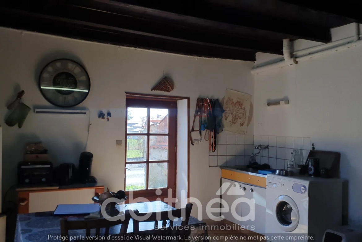 Investissement locatif à Roumazières - Maison et garage, rentabilité 12 % 