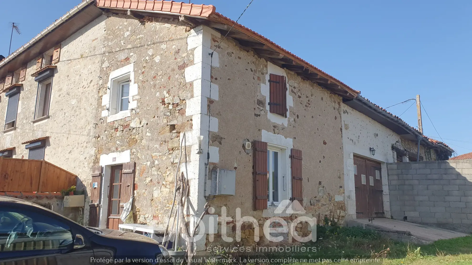 Investissement locatif à Roumazières - Maison et garage, rentabilité 12 % 